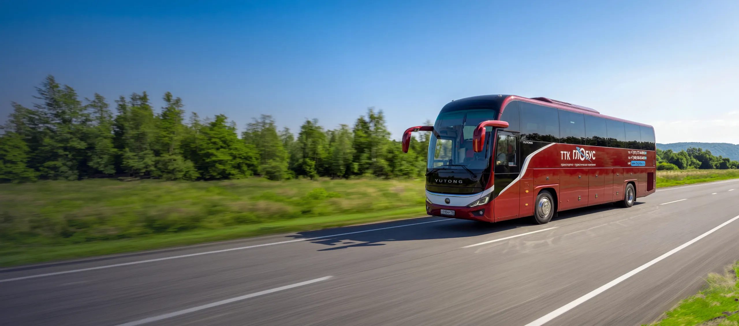 Туристический автобус на трассе